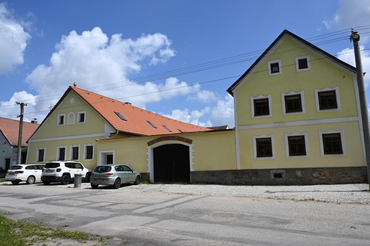 Penzion Mezi řádky Jindřichŭv Hradec Exterior foto